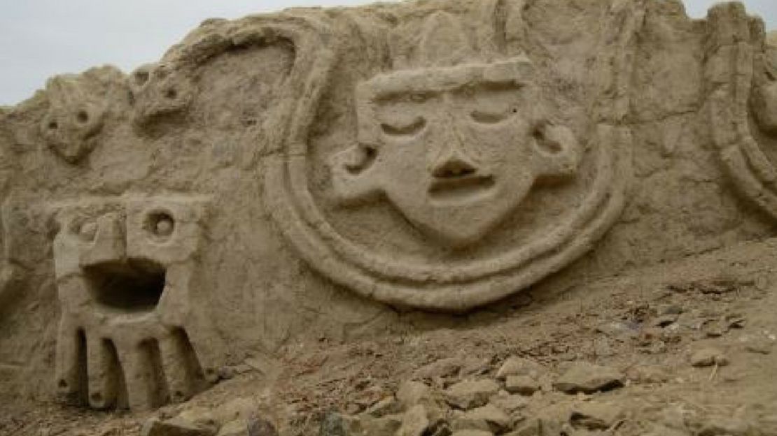 Otro detalle del muro descubierto que tendría unos 3.800 años de antigüedad.