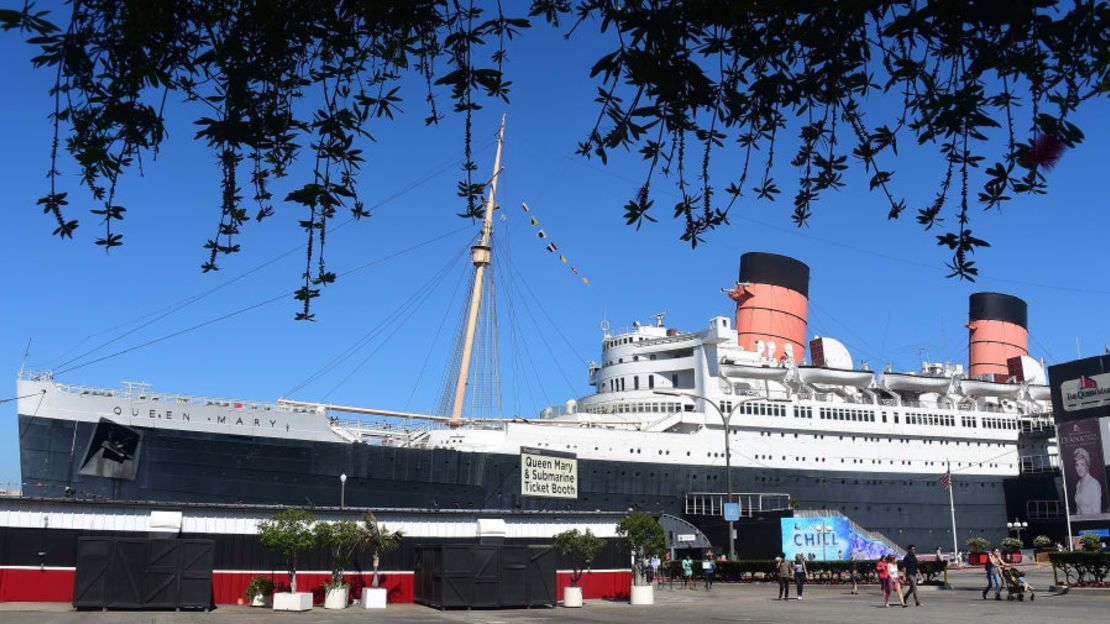 Queen Mary, Long Beach, California. Aunque el rey Jorge V botó el barco Queen Mary en 1936, pronto fue reclutado como barco de transporte militar y no reanudó los cruceros de recreo hasta 1947. La embarcación atracó en el sur de California en 1971 y abrió como un hotel flotante de 347 cabinas con restaurantes, espacio para eventos y el infame camarote B340, conocido por su actividad paranormal.