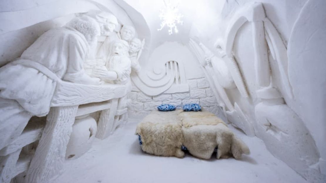 SnowCastle of Kemi, Finlandia. Diez artesanos de hielo trabajan en el complejo SnowCastle durante dos semanas para dar forma más de 28.300 metros cúbicos de nieve y 283 metros cúbicos de hielo en este maravilloso lugar.