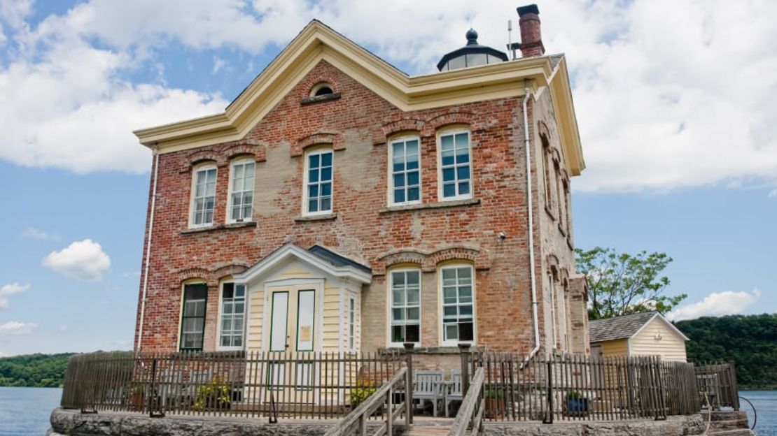 Saugerties Lighthouse, Saugerties, Nueva York. Rescatado de la demolición por una organización sin fines de lucro, este faro cuenta con tours, un museo, una tienda de regalos y dos salas de alquiler que comparten un salón y una cocina.