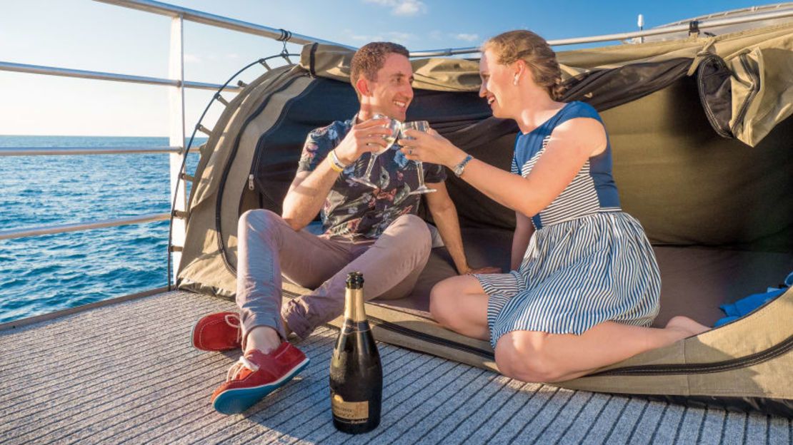 ReefSleep, Gran Barrera de Coral, Queensland, Australia. Swags, bolsas de lona con colchón y ventanas panorámicas, se instalan todas las noches en la cubierta de este hotel que flota a 50 kilómetros de la isla de Hamilton.