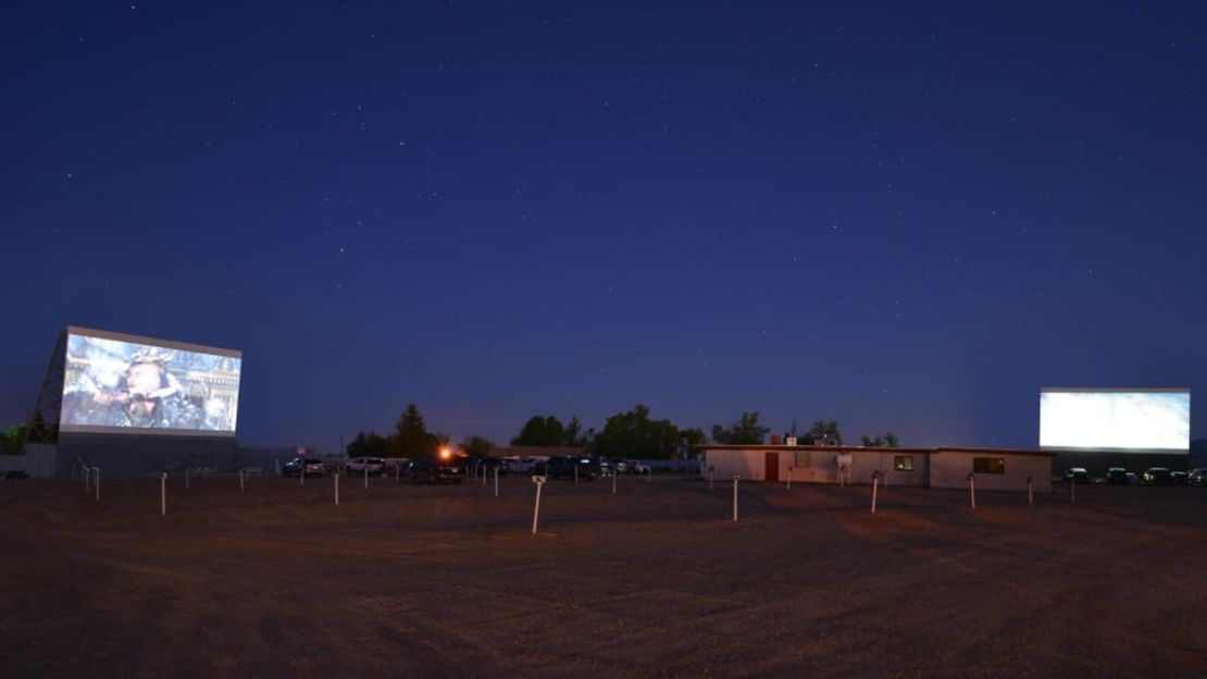 Movie Manor, Monte Vista, Colorado. Construido entre las pantallas de un antiguo autocine, este hotel ofrece a sus huéspedes la oportunidad de ver una película nocturna desde su habitación después del atardecer.