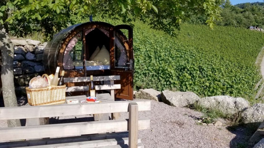 Estos hoteles no ofrecen una experiencia clásica de cadena hotelera. Desde los tipis sobre el agua hasta las siete habitaciones amuebladas con barriles de vino en la Selva Negra de Alemania, estas exclusivas habitaciones de todo el mundo garantizan unas vacaciones interesantes.