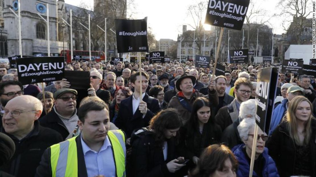 Los miembros de la comunidad judía protestan contra el líder del Partido Laborista Jeremy Corbyn en marzo.