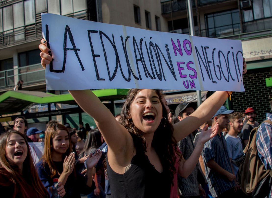 Una estudiante chilena protesta por la educación de calidad gratuita en su país en una manifestación contra la reforma a la educación, el 19 de abril de 2018 en Santiago, Chile.