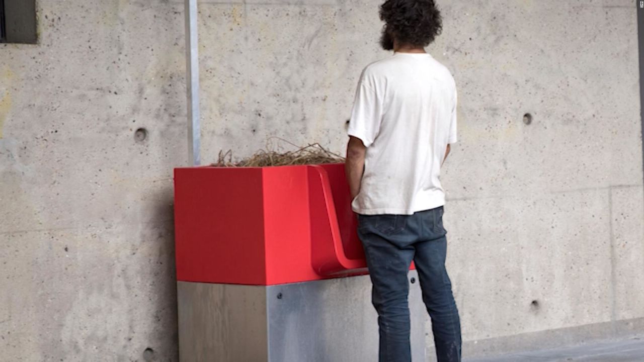 CNNE 554601 - estos orinales al aire libre encienden la polemica en paris