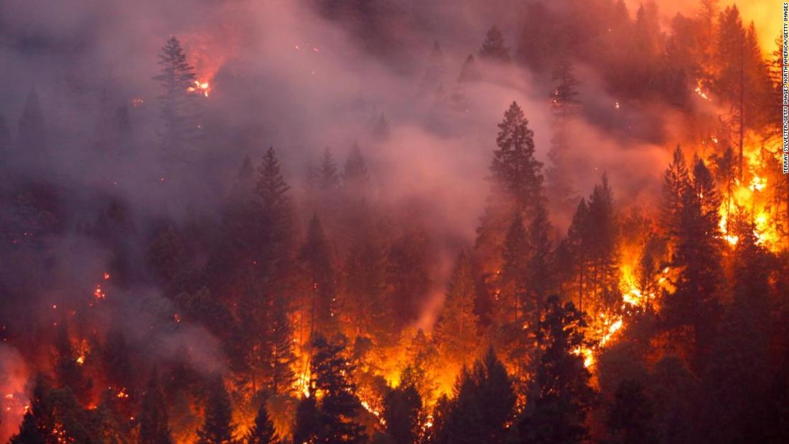 Una escena de los voraces incendios en California que aún no son controlados.