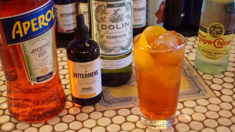 Aperol Spritz: el bar neoyorquino Amor y Amargo sirve su Aperol Spritz fortificado con vermouth blanco floral.