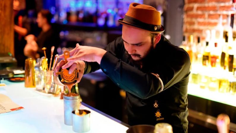 Pisco Sour: el bar Chipe Libre en Santiago, Chile, sirve tanto la versión peruana como chilena de la bebida, que tiene una disputada historia sobre su creación.