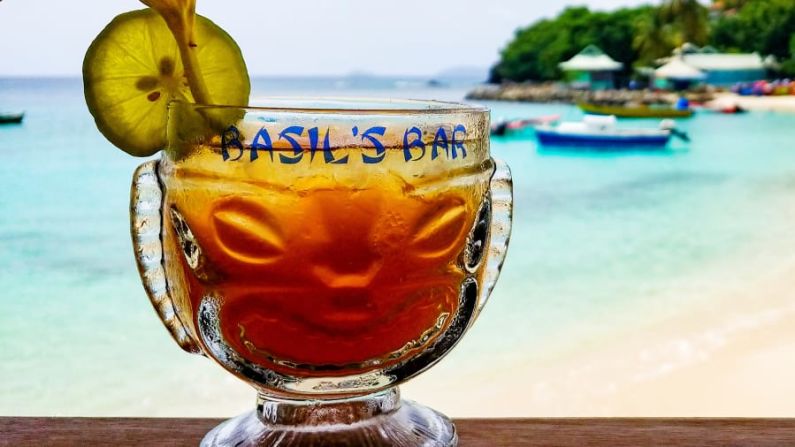 Hurricane David: El Bar de Basil en la isla Mustique (San Vicente y las Granadinas) es uno de los mejores lugares para tomar cocteles en la playa. Sus bebidas, como el de la imagen que lleva por nombre Hurricane David debido al ciclón, son extremadamente fuertes y mezclados con experticia.