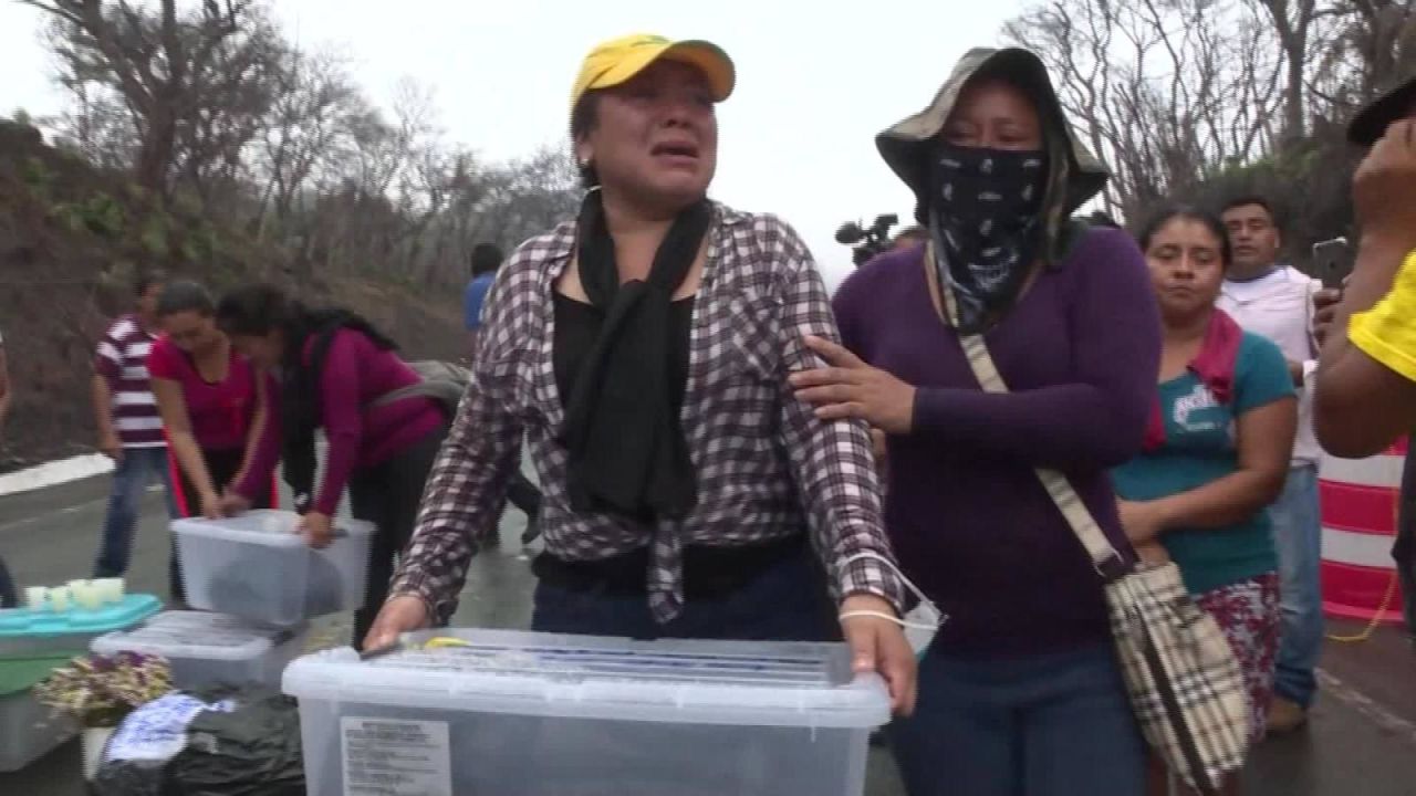 CNNE 554744 - sobrevivientes de la erupcion del volcan de fuego protestan en guatemala