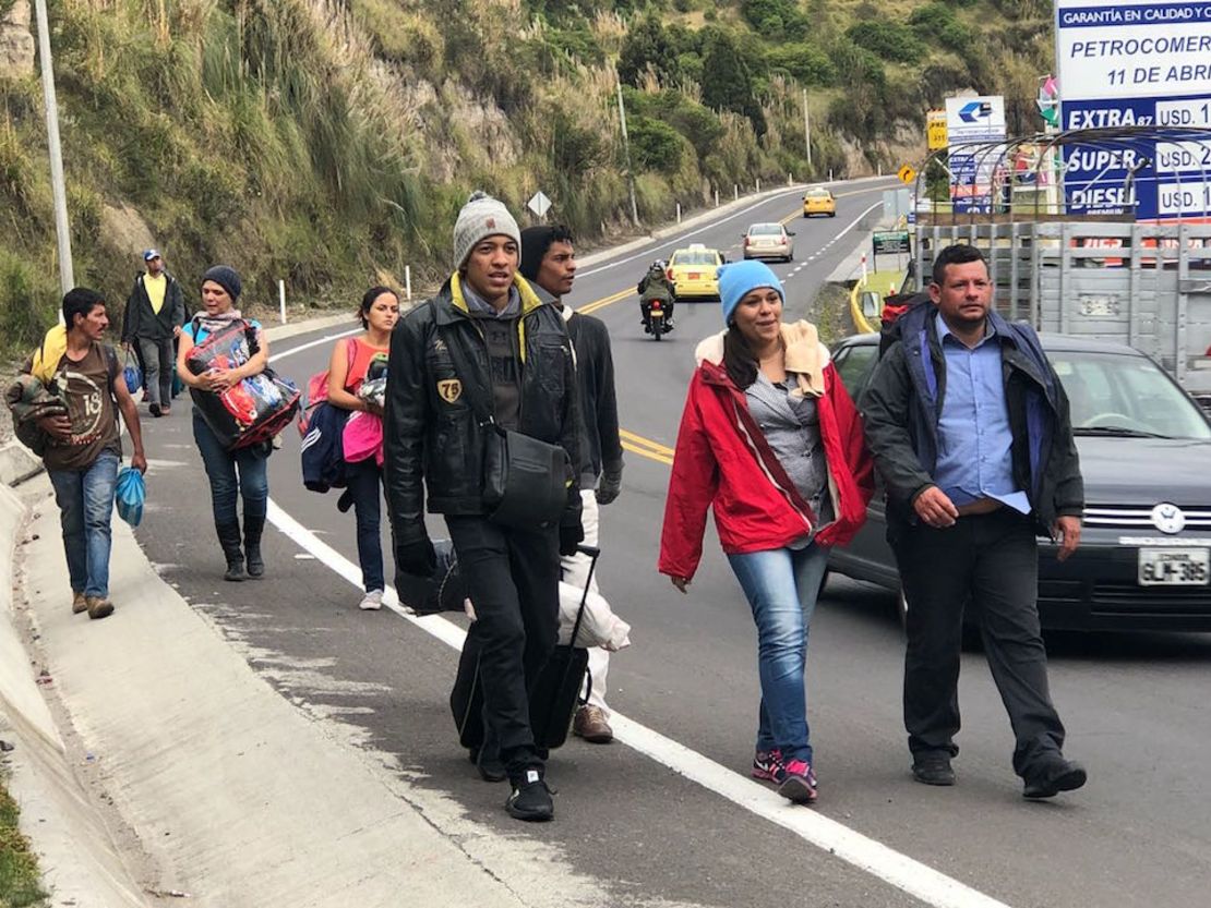 Decenas de venezolanos ingresan sin pasaporte caminando por la carretera a Ecuador, pese a la medida adoptada por este país de exigirlo como único documento válido.