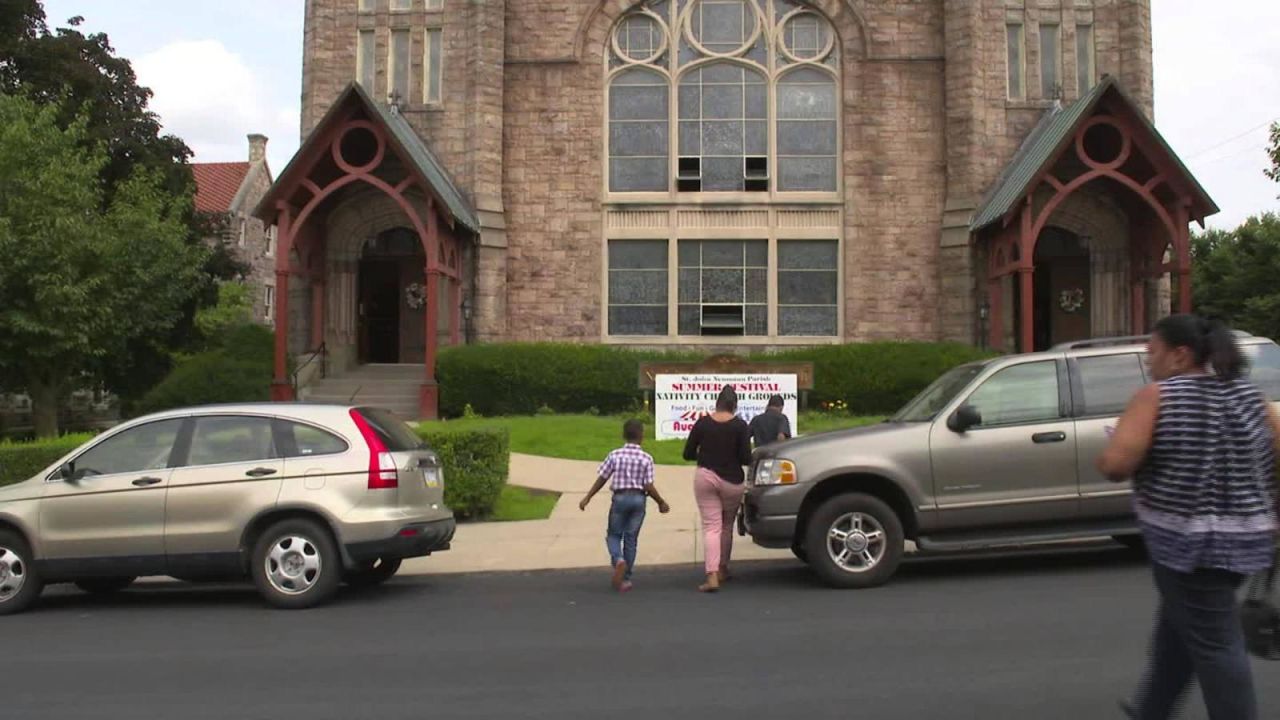 CNNE 554903 - feligreses en pensilvania resienten el impacto de los abusos de sacerdotes