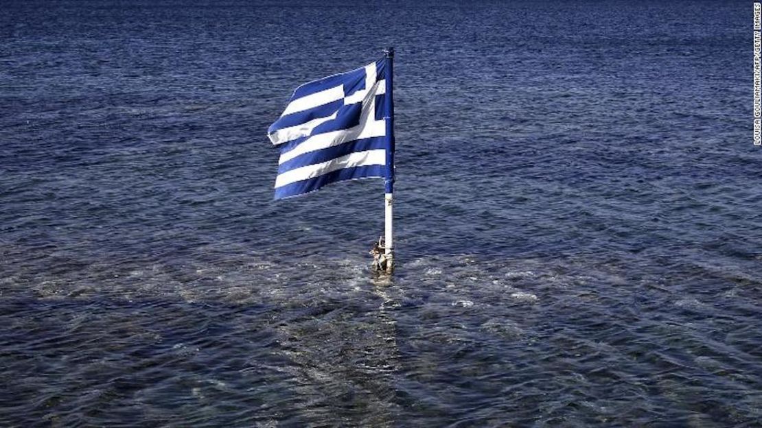 CNNE 554932 - greek-flag-floating-sea-780x439