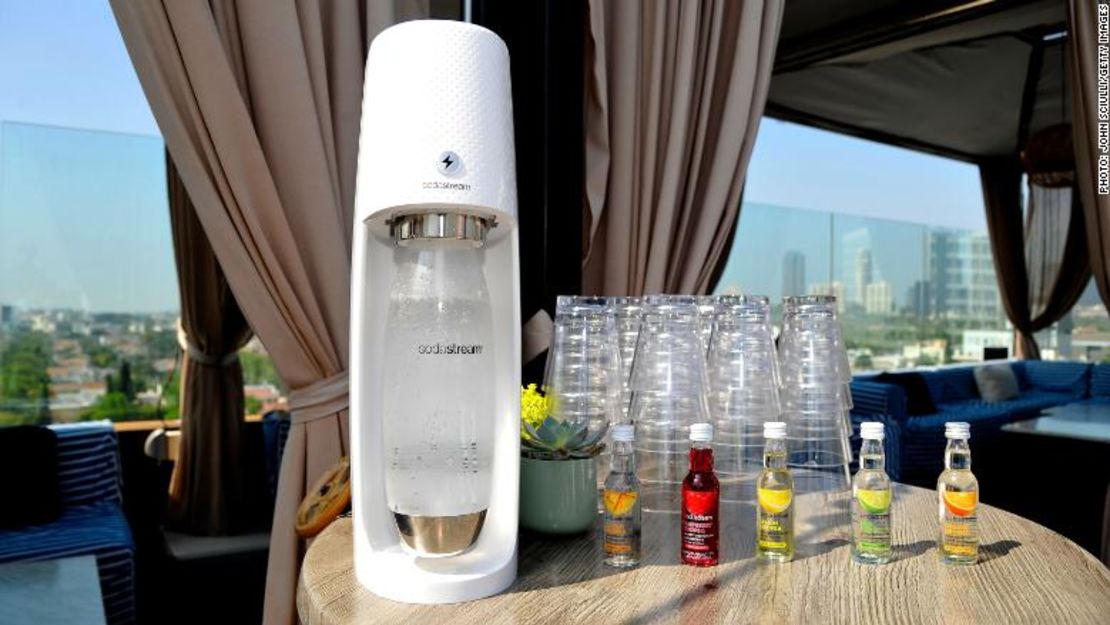 SodaStream fabrica máquinas para hacer agua con gas en casa.