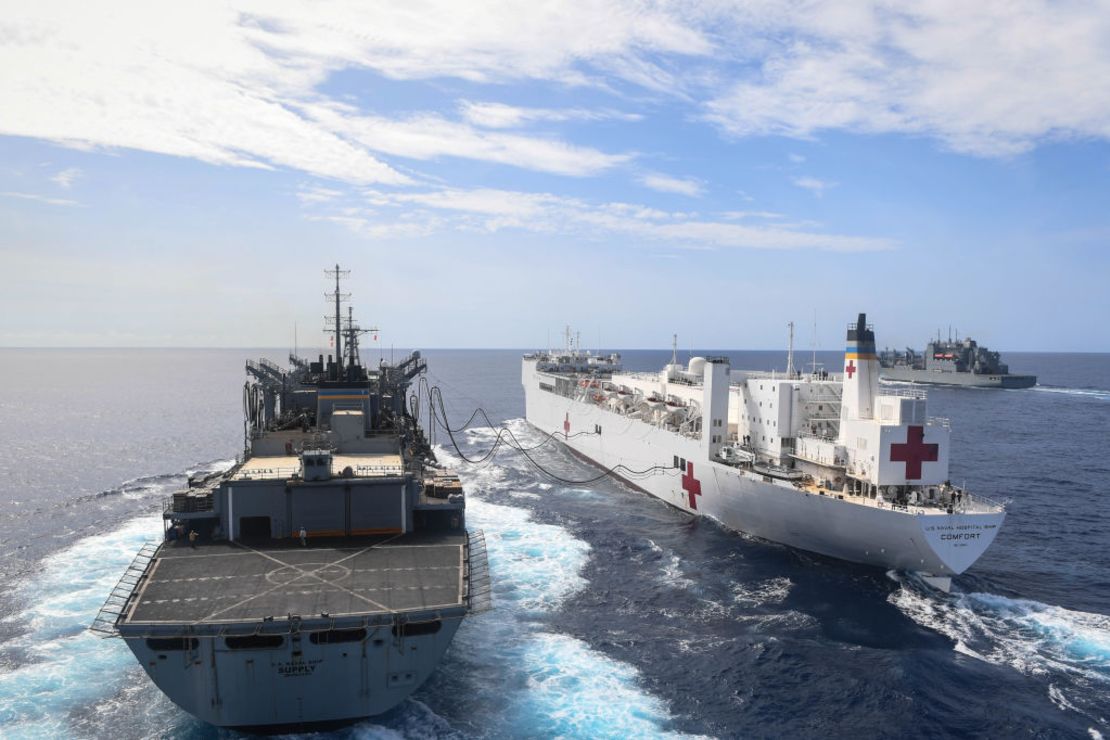 En esta foto aparece el USNS Comfort (al centro) haciendo una operación de reposición con el buque de carga seca y de municiones USNS William McLean (a la izquierda), de camino a Puerto Rico para brindar apoyo humanitario para los afectados por el huracán María.