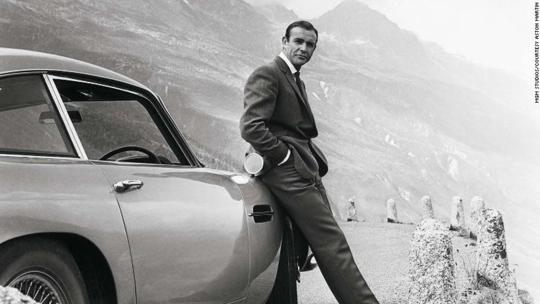 James Bond condujo otros autos en películas y libros pero gracias al DB5, el personaje siempre estará asociado con Aston Martin.