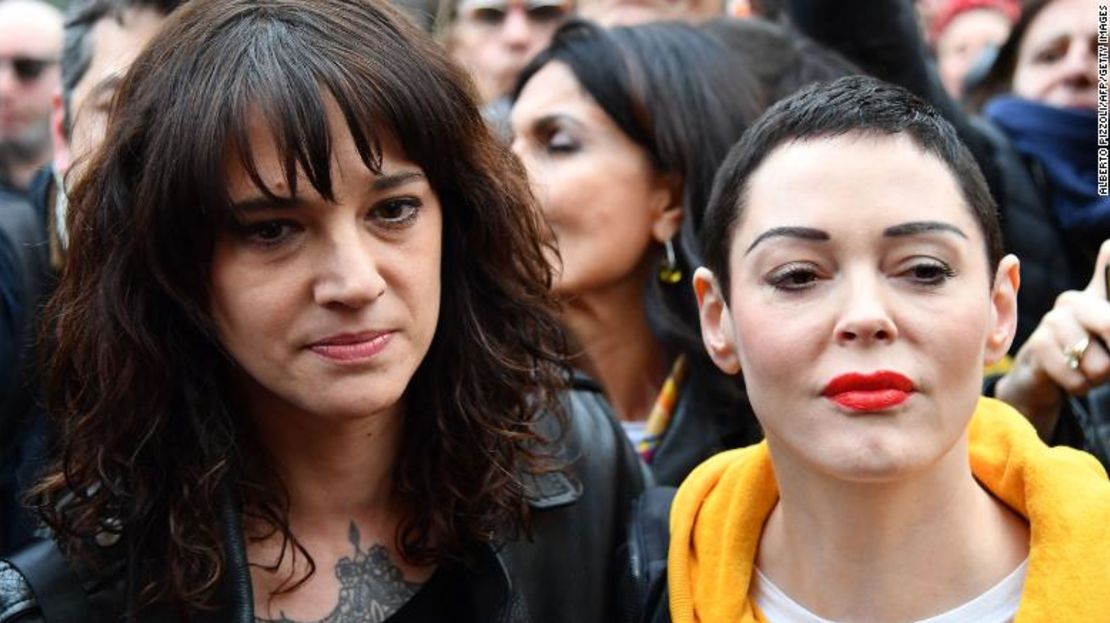 Asia Argento y la actriz estadounidense Rose McGowan participan en una manifestación organizada por el movimiento "Non Una Di Meno" en Roma, durante en marzo pasado.