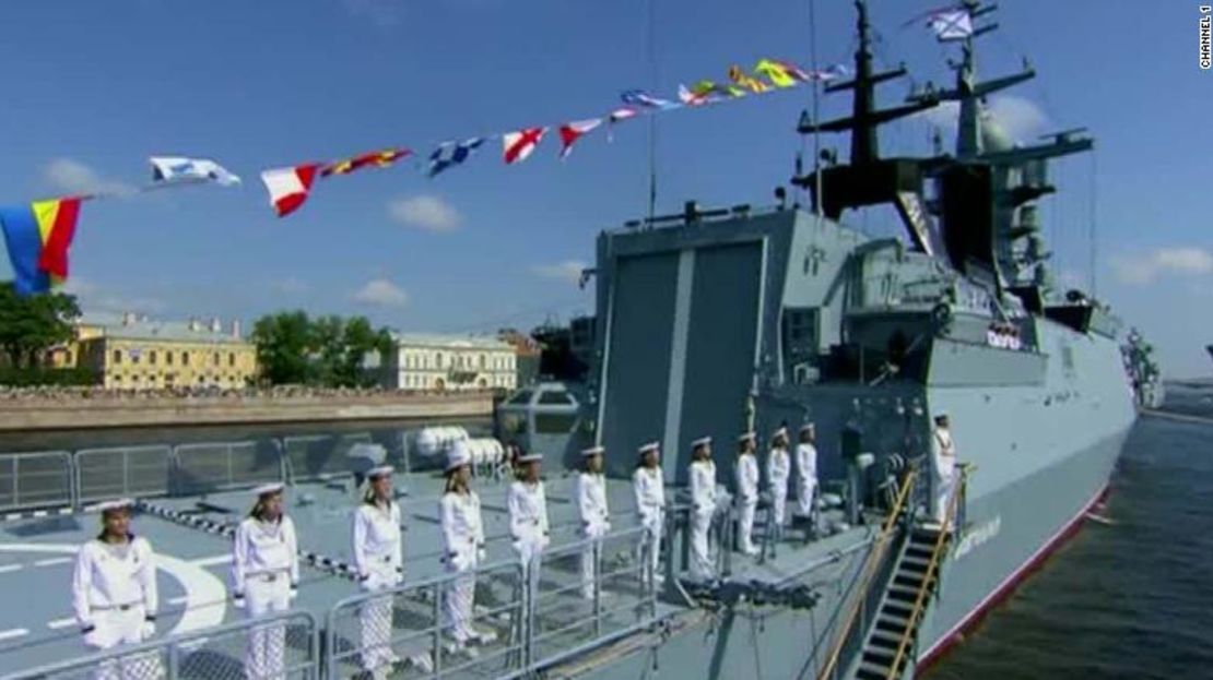 CNNE 555290 - 180729070053-russia-military-navy-day-parade-pleitgen-vpx-00010904-exlarge-169