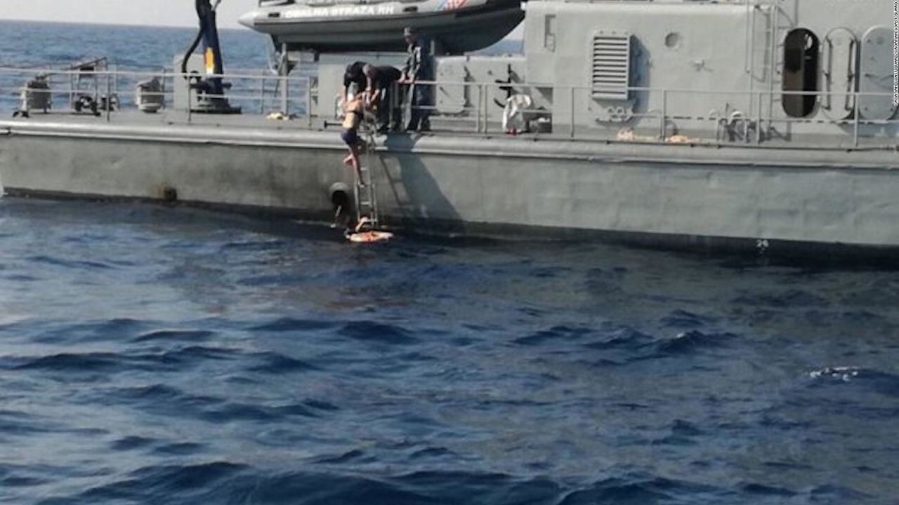 CNNE 555367 - cae de un crucero y es rescatada 10 horas despues