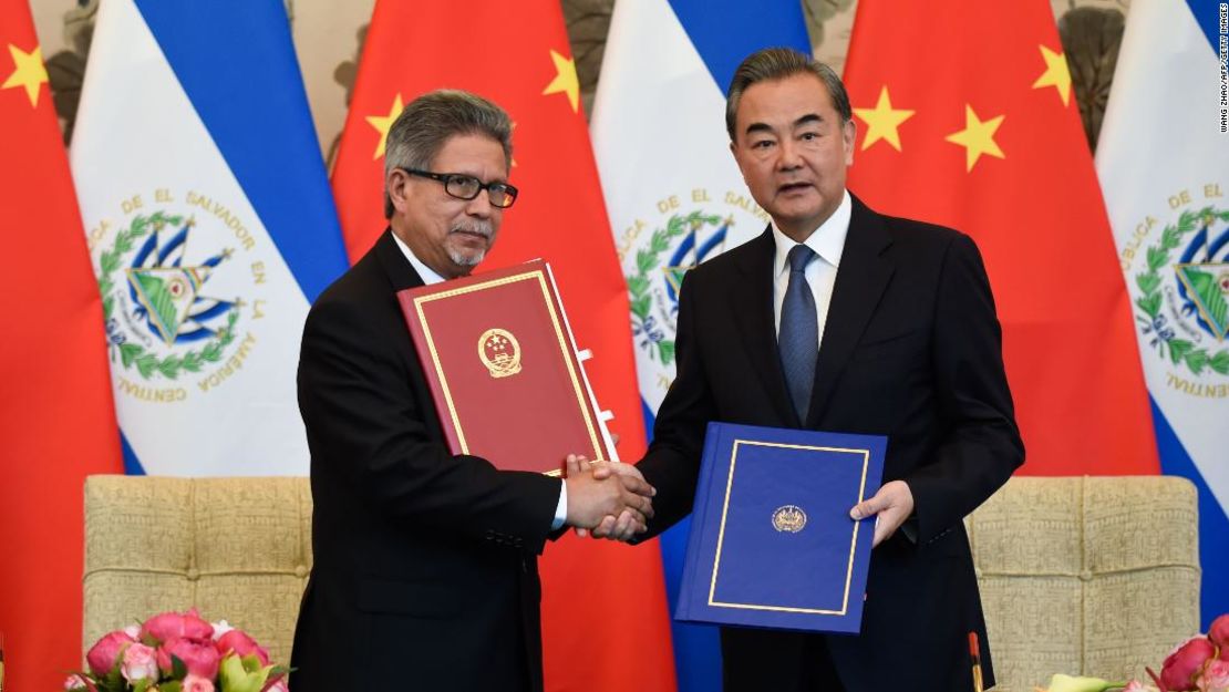 El canciller de El Salvador, Carlos Castañeda, con su homólogo chino Wang Yi, en Beijing, el 21 de agosto de 2018.