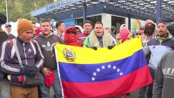 CNNE 555431 - venezolanos en la frontera con ecuador- tengan piedad de nosotros dejenos pasar