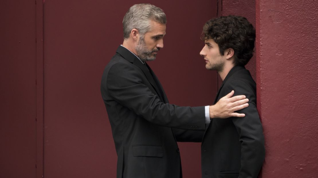 Darío Yazbek (derecha) y Juan Pablo Medina (izquierda) en el segundo episodio de "La casa de las flores".