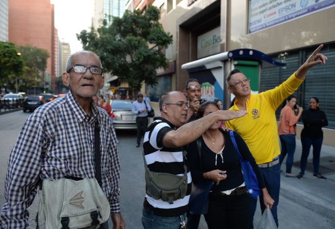 El sismo causó pánico en la población, pero no hay informes iniciales de víctimas o daños. En la foto, los caraqueñas esperan tras ser evacuados.