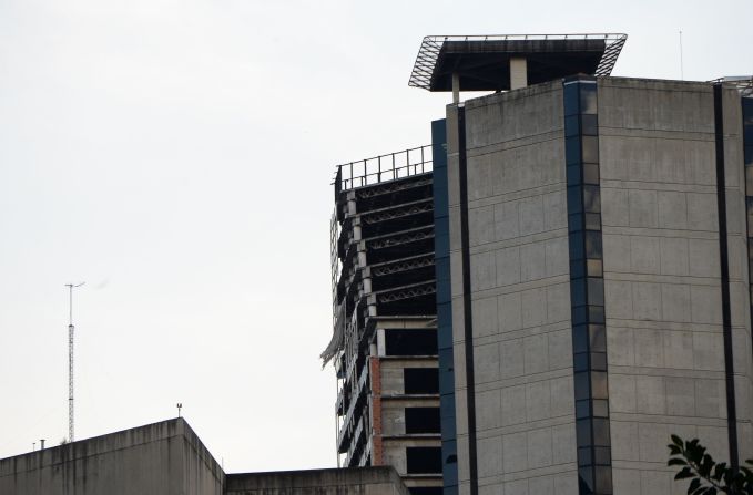 La edificación luego se convirtió en un gigantesco monumento a la ocupación y la pobreza. Ahora, con un país sumido en crisis económica, el daño del temblor es elocuente de la situación para los venezolanos.