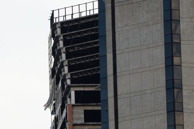 Así quedó la parte superior del rascacielos abandonado inconcluso conocido como 'Torre de David' en Caracas el 21 de agosto de 2018 después de que un terremoto de magnitud 7,3 sacudió el estado venezolano de Sucre, noreste del país.