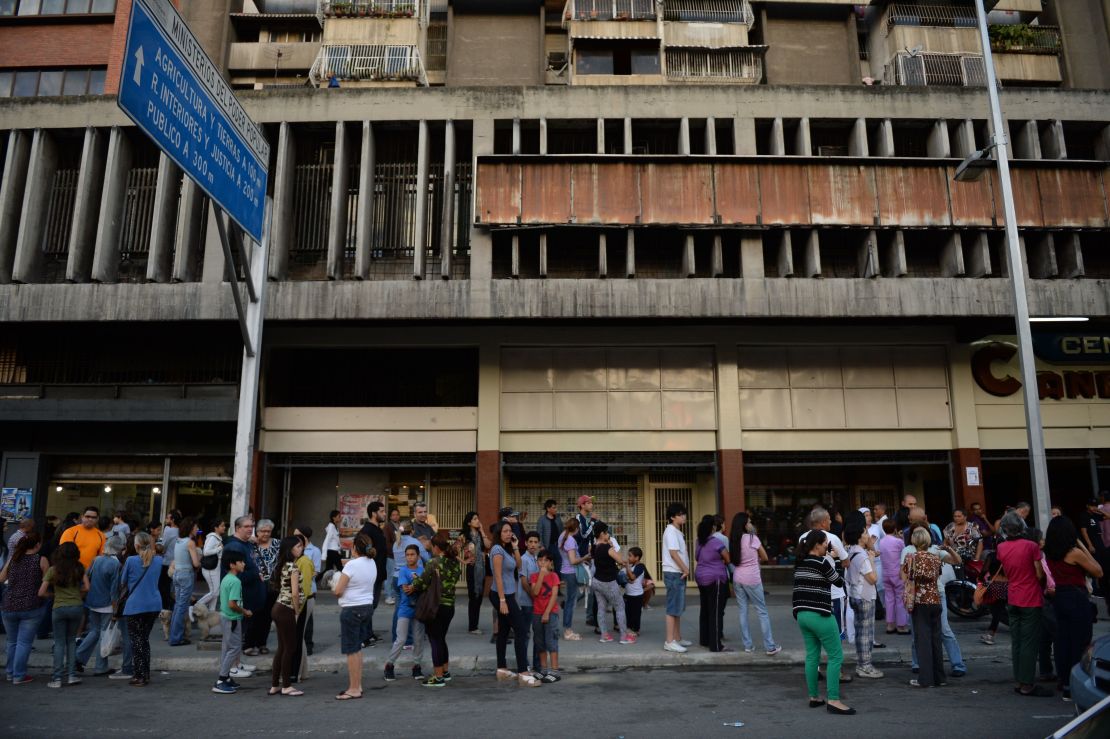 Los residentes de Caracas evacuaron tras el fuerte sismo de magnitud 7,3 que con epicentro en Sucre, Venezuela.