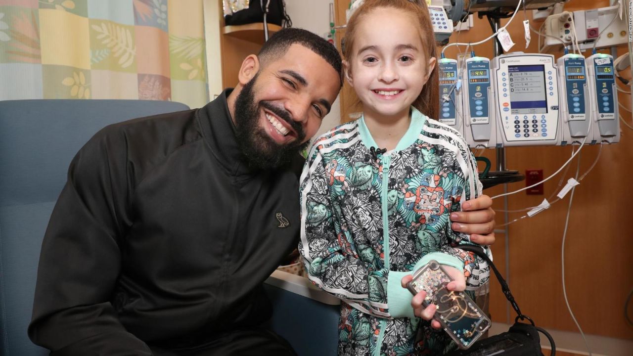 CNNE 555677 - mira como drake sorprende a una pequena fan en el hospital