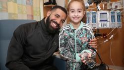 CNNE 555677 - mira como drake sorprende a una pequena fan en el hospital