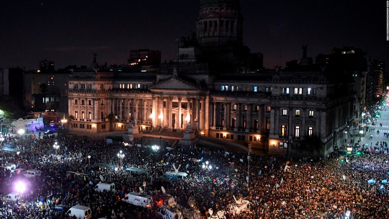 CNNE 555785 - argentinos piden el desafuero de fernandez de kirchner