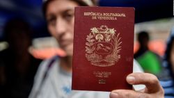 CNNE 555809 - sacar pasaporte en venezuela puede tomar anos