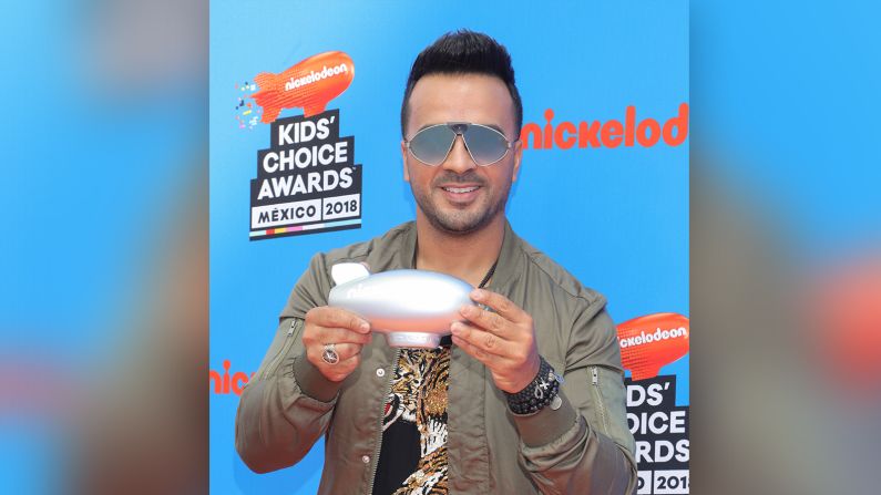 Luis Fonsi recibió en la "orange carpet" el premio “Pro-Social”, que reconoce sus incansables esfuerzos humanitarios. Actualmente, con su fundación Luis Fonsi Foundation, se encuentra trabajando en la reconstrucción del barrio La Perla, conocido mundialmente gracias al video de “Despacito”.