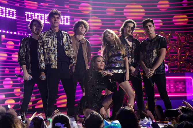 El fenómeno pop CD9 junto con la cantante y actriz mexicana Danna Paola y la estrella española Ana Mena interpretaron una versión única del pegajoso tema “Prohibido”.