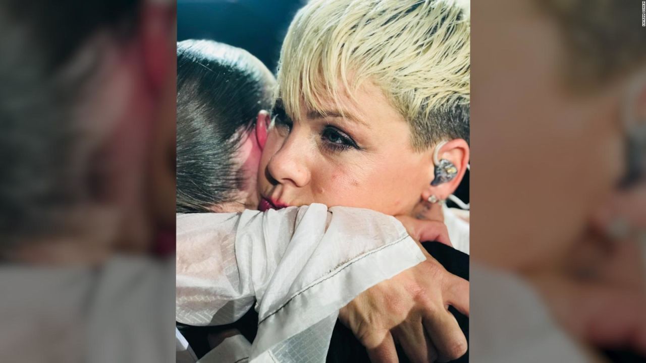 CNNE 556223 - pink detiene uno de sus concierto para consolar a una fan