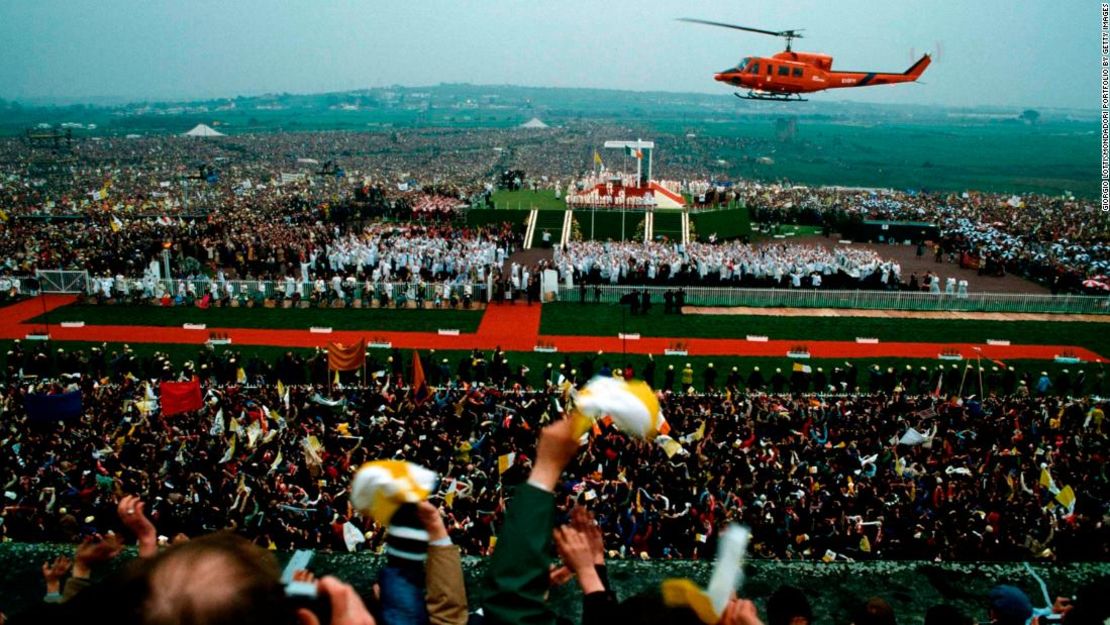 El papa Juan Pablo II llegó en helicóptero a una "misa de jóvenes" en Galway durante su visita de 1979.