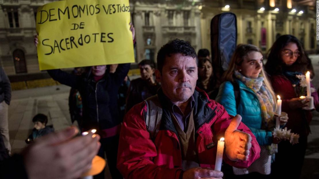 Un manifestante sostiene una pancarta que dice "Demonios disfrazados de sacerdotes" durante una protesta contra el escándalo de abuso sexual en Santiago de Chile.