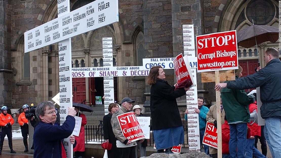 Terry McKiernan (izquierda) en una protesta en Boston, en 2003, con una cruz con nombres de miembros del clero católicos acusados de abuso sexual.