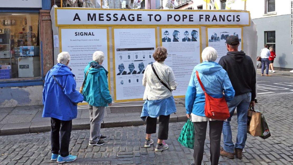 Una instalación en Dublín titulada "Un mensaje para el papa Francisco" de cara a la visita del pontífice a Irlanda.