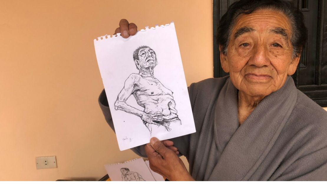 Rodolfo Muñoz muestra un dibujo para el que sirvió de modelo. Su autor, un alumno, se lo regaló.