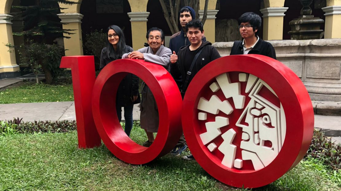 Rodolfo Muñoz, en uno de los patios de la Escuela de Bellas Artes con un grupo de alumnos. "Yo los quiero, ellos me quieren", dice emocionado.