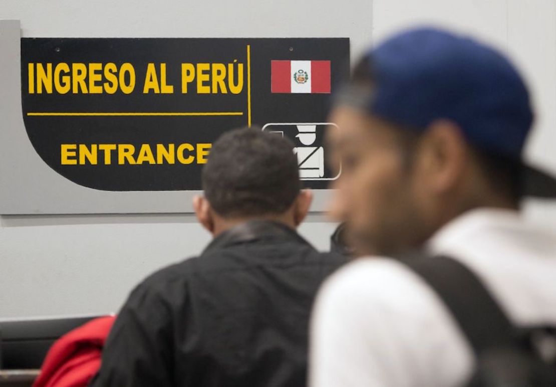 Ciudadanos venezolanos solicitan visados en Tumbes, en la frontera entre Perú y Ecuador.