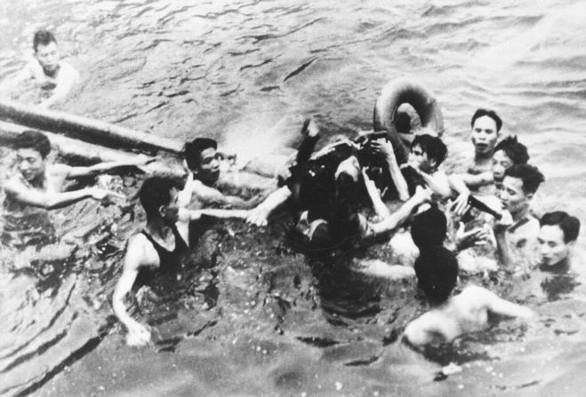 Durante la Guerra de Vietnam, el avión de McCain fue derribado y capturado por las fuerzas norvietnamitas. Aquí, fue sacado de un lago en Hanoi por soldados y civiles norvietnamitas en octubre de 1967. McCain se rompió ambos brazos y su pierna derecha al ser expulsado y perdió el conocimiento hasta que golpeó el agua. Después de que fue llevado a tierra, fue golpeado y tomado como prisionero de guerra.