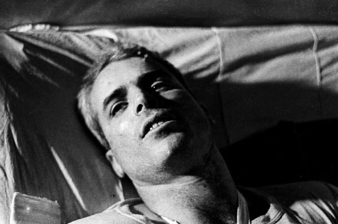 McCain, como prisionero de guerra, en una cama de hospital de Hanoi en 1967. Fue retenido durante cinco años por los norvietnamitas y torturado. Como era el hijo de un almirante, sus captores le ofrecieron la liberación anticipada. Pero se negó, apegándose al código de conducta del Ejército estadounidense que dice que los prisioneros de guerra solo deben aceptar la liberación en el orden en que fueron capturados.