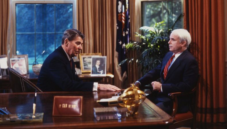 McCain, candidato al Senado de Estados Unidos en 1986, se reúne con el presidente Ronald Reagan en la Oficina Oval de la Casa Blanca. Reagan se estaba reuniendo con muchos candidatos republicanos.