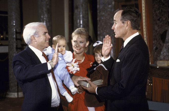 El vicepresidente George H.W. Bush recrea una toma de posesión del Senado con McCain en 1986. Se les unen la esposa de McCain, Cindy, y dos de sus hijos.