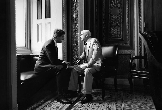 McCain conversa con el senador John Kerry en Washington en 1997.